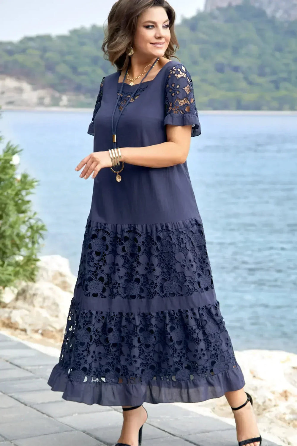 Jessica - Chic Midi Dress with Lace Details