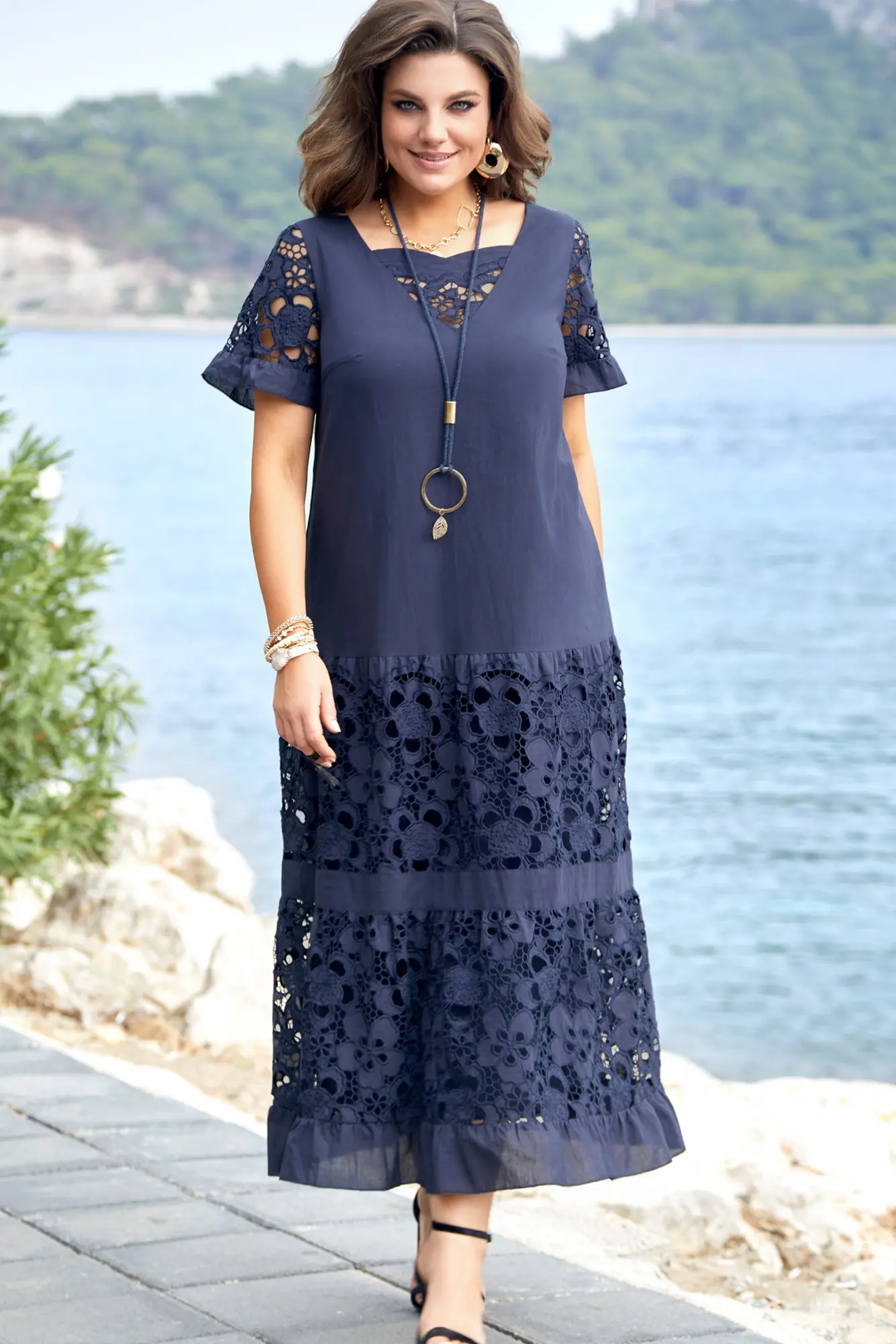 Jessica - Chic Midi Dress with Lace Details